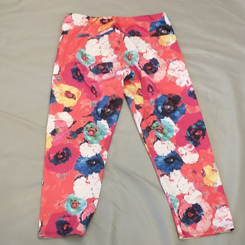 Onzie floral work out active wear capris - Picture 2 of 5